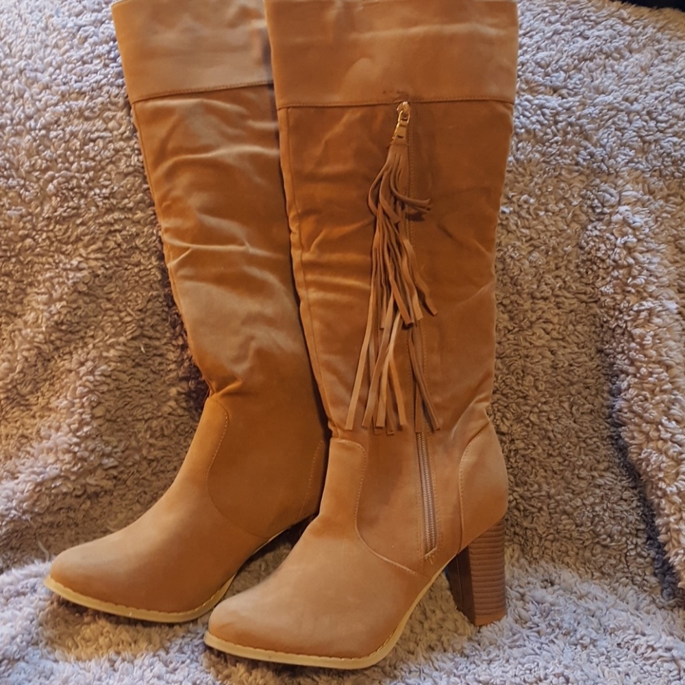 Womens tan boots.